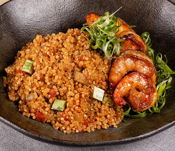 Salada de quinoa com camarão