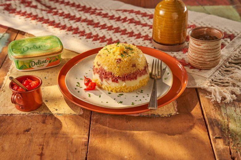 Cuscuz cremoso com carne seca e bacon