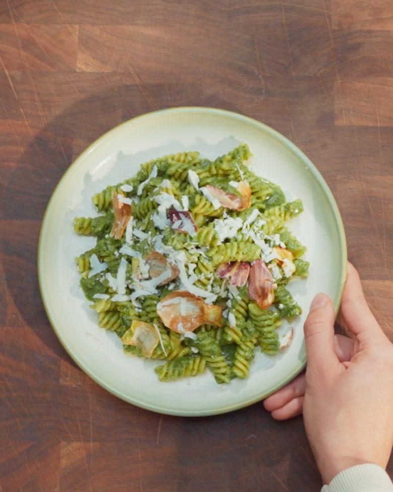 Fusilli com pesto, alcachofra e ricota
