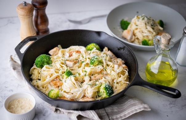 Macarrão cremoso com brócolis