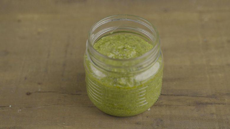 Molho pesto com manjericão