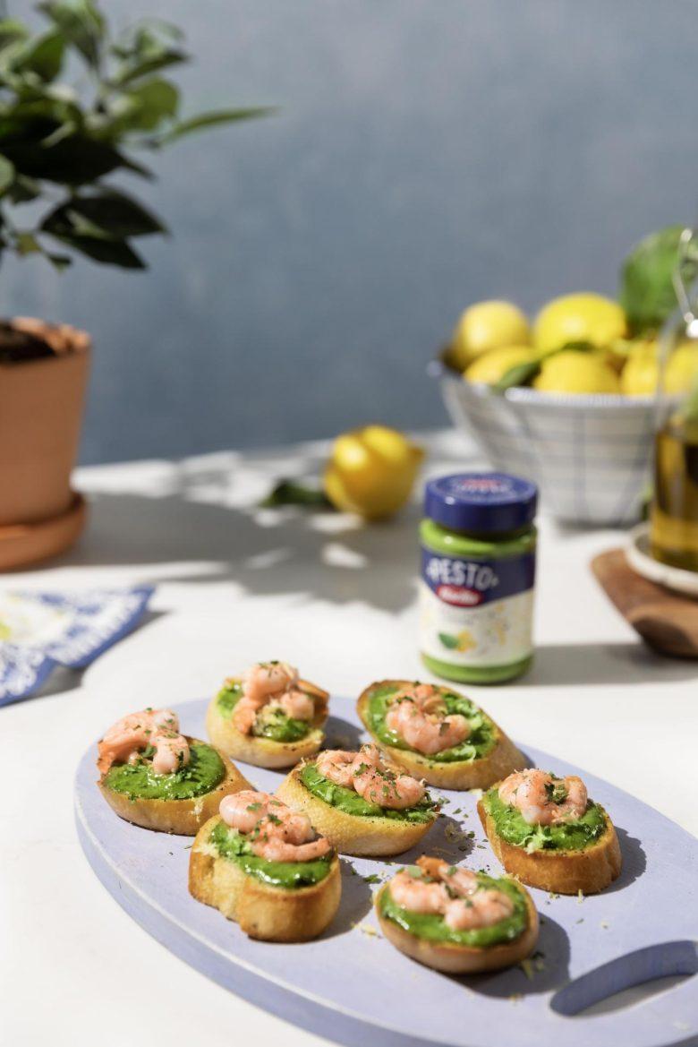 Bruschetta com pesto limone e camarão