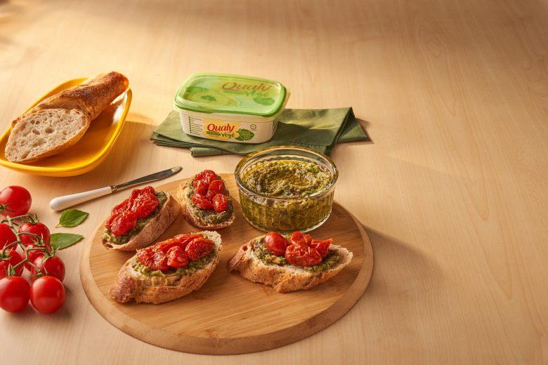 Brusqueta com tomate cereja assado e pesto de talos de vegetais