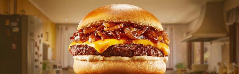 Pop Burger com cebola caramelizada e queijo
