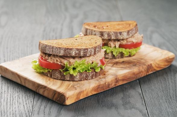 Sanduíche natural com atum