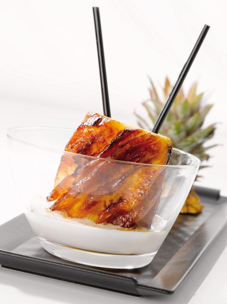 Abacaxi caramelizado ao creme de coco