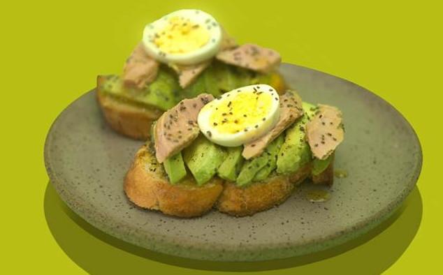 Avocado toast com atum