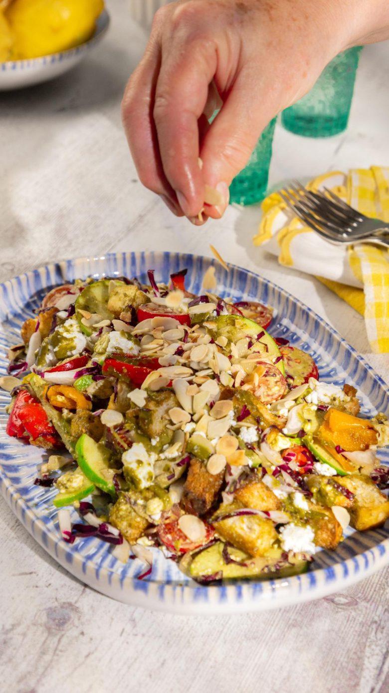 Salada de focaccia com pesto limone, legumes e amêndoas 