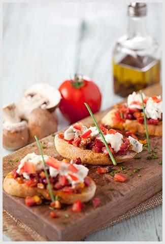 Bruschetta de linguiça e cogumelo