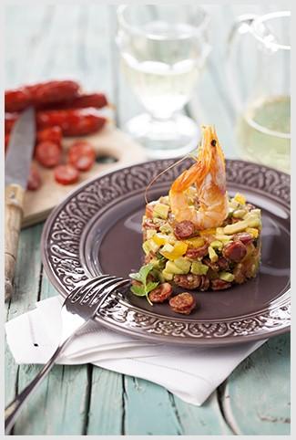 Camarão com salada de linguiça e abacate