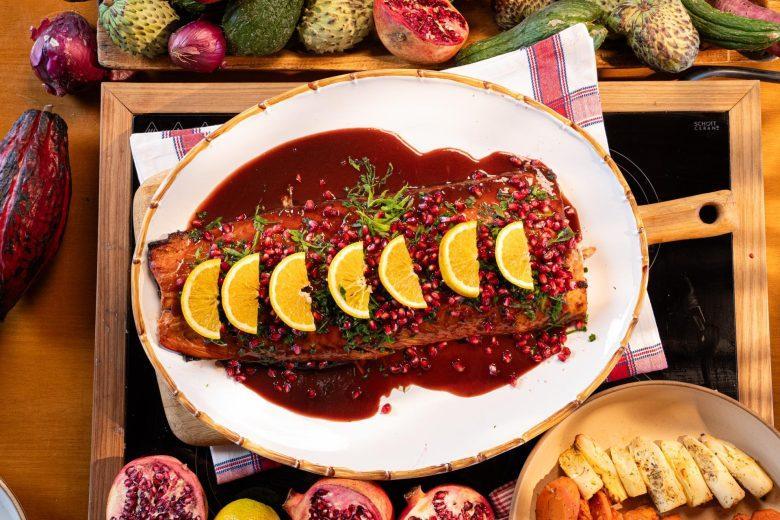 Salmão assado com glacê de romã