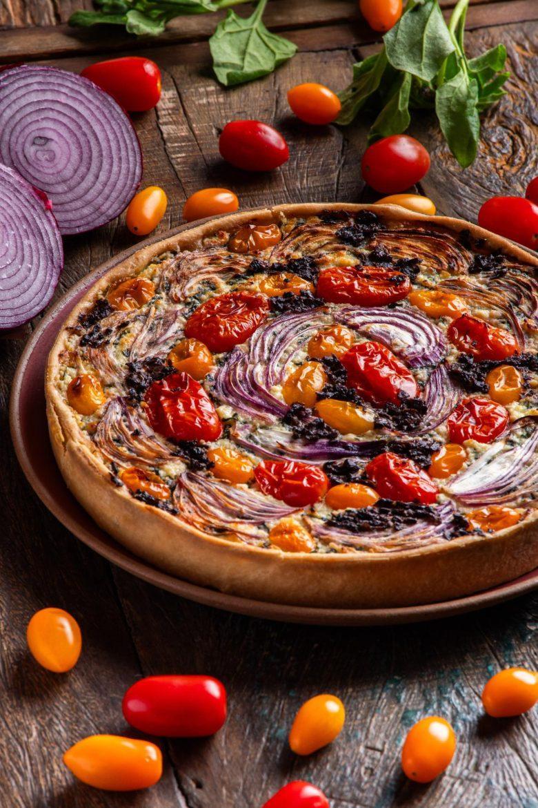 Quiche de espinafre com cebola roxa e tomate