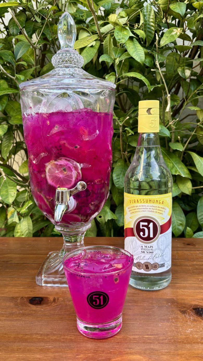 Drink de pitaya, maracujá e limão com cachaça