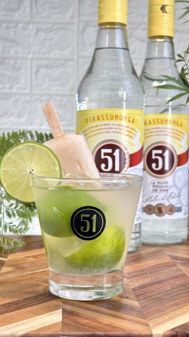Drink de água de coco com picolé de limão e cachaça