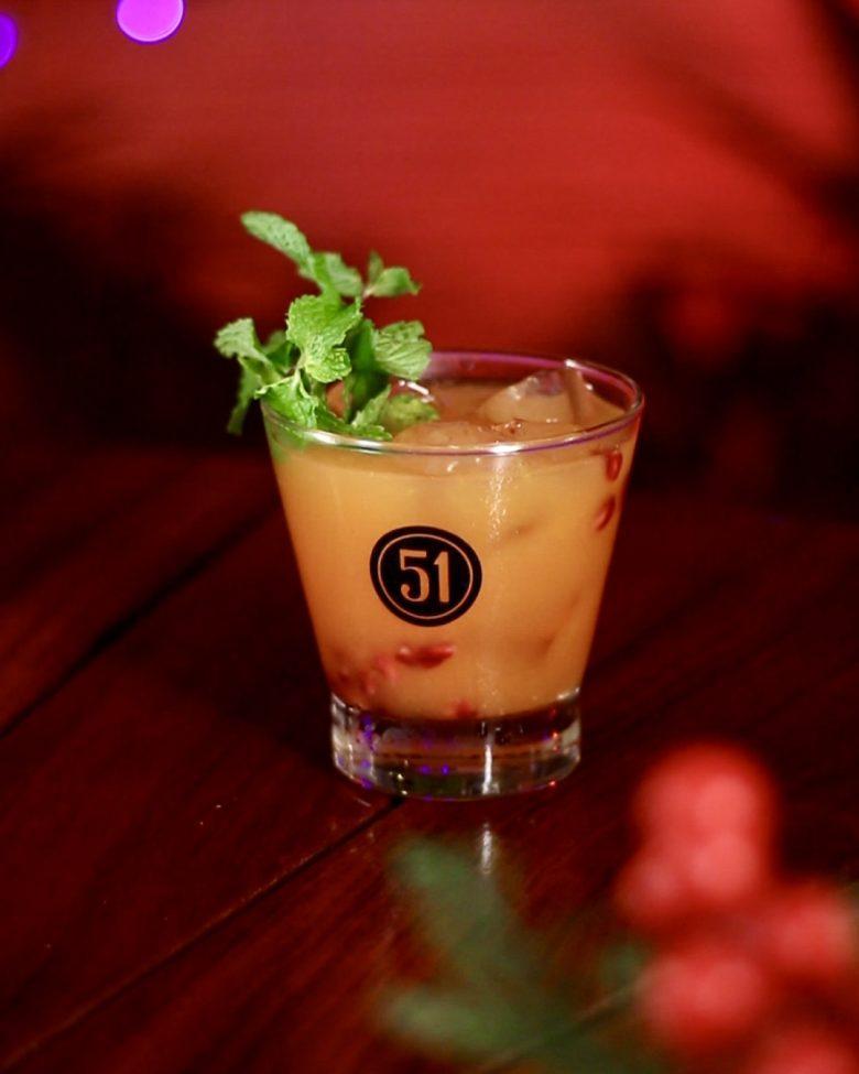 Drink de romã com limão e cachaça