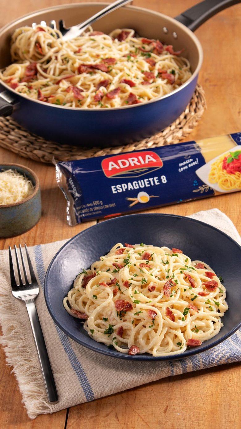 Spaghetti com molho de parmesão e calabresa crocante