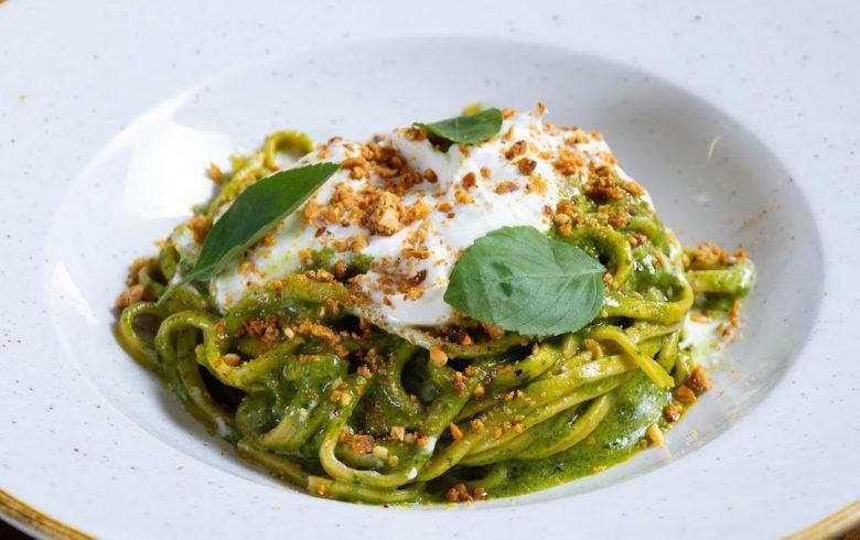 Linguine com molho pesto e burrata