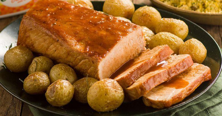 Lombo assado com batata e farofa de banana