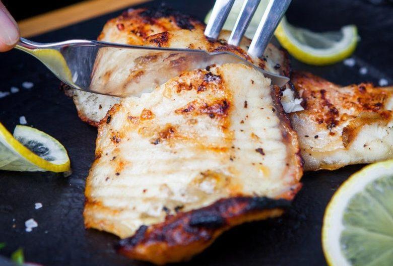 Peixe assado com crosta de farofa crocante