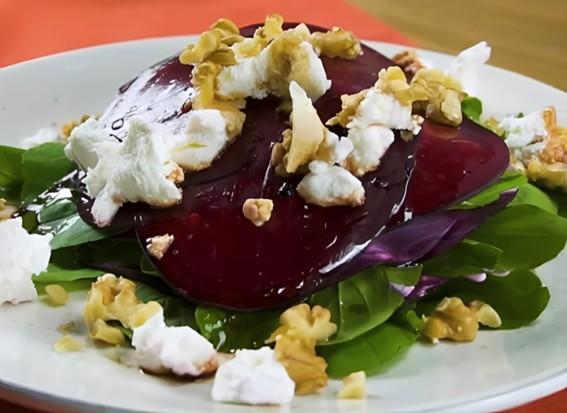 Salada de beterraba com queijo de cabra 