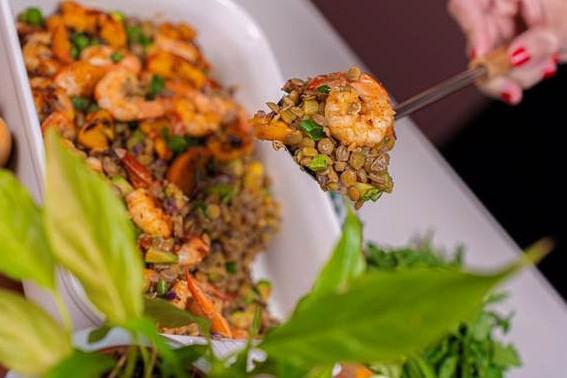 Salada de lentilha com camarão