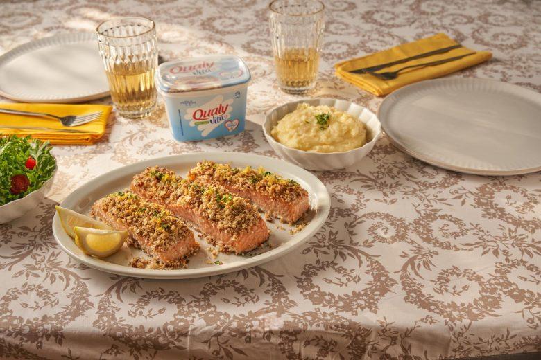 Salmão com crosta de amêndoas e limão com purê de batata