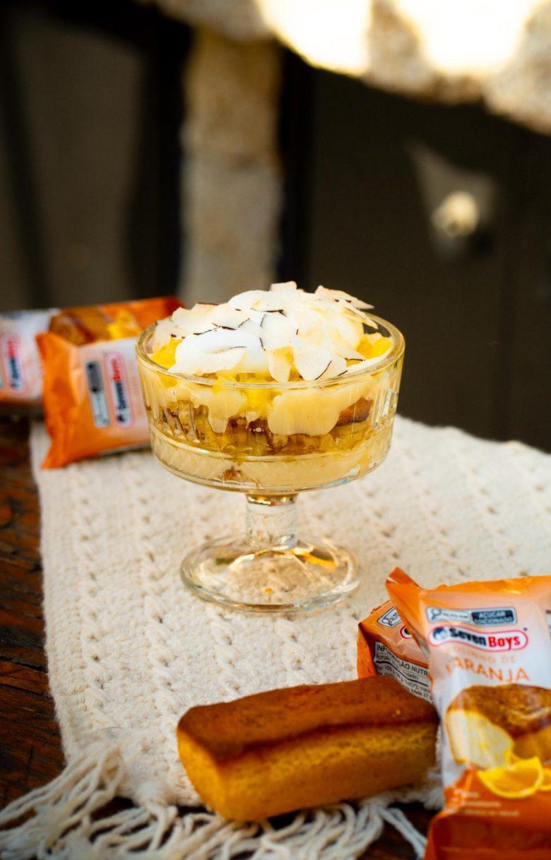 Sobremesa tropical com bolinho de laranja