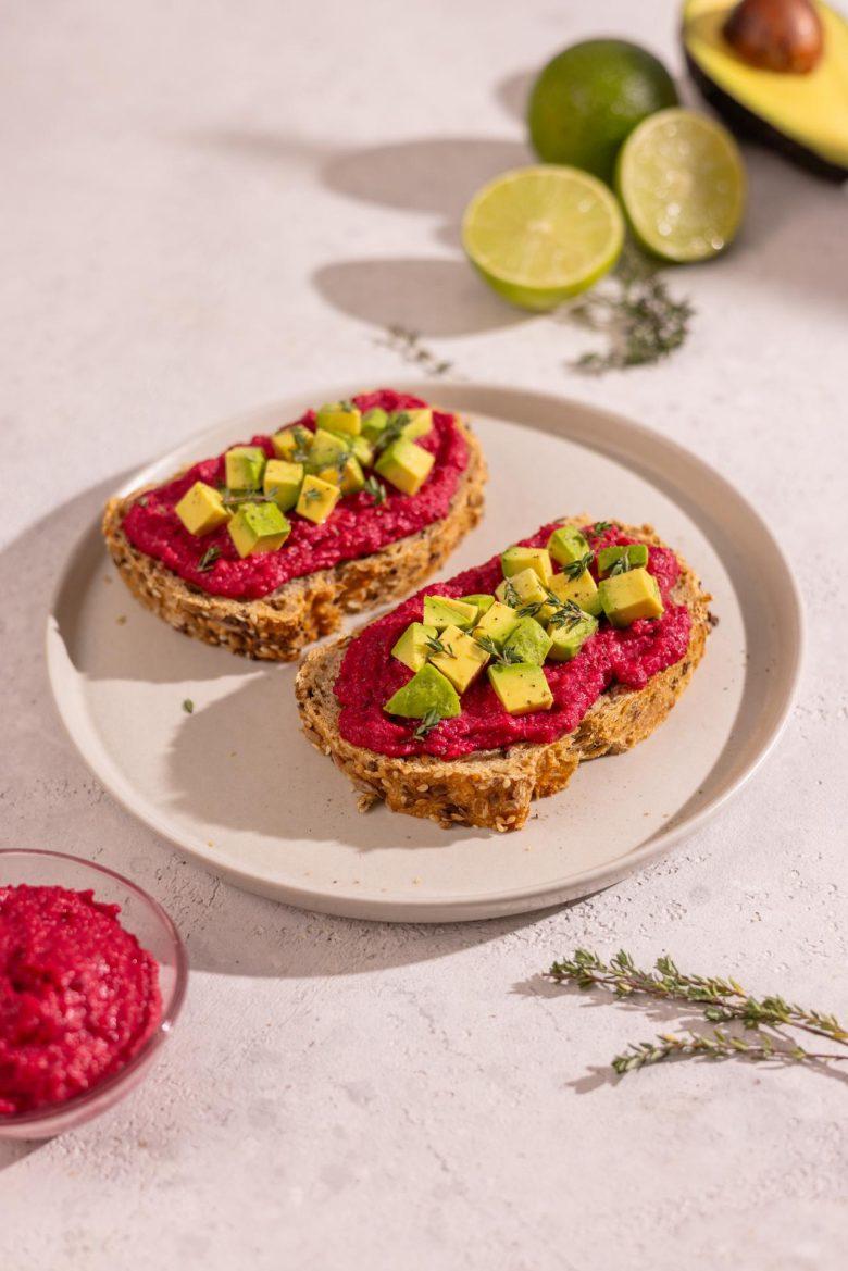 Toast de beterraba e avocado