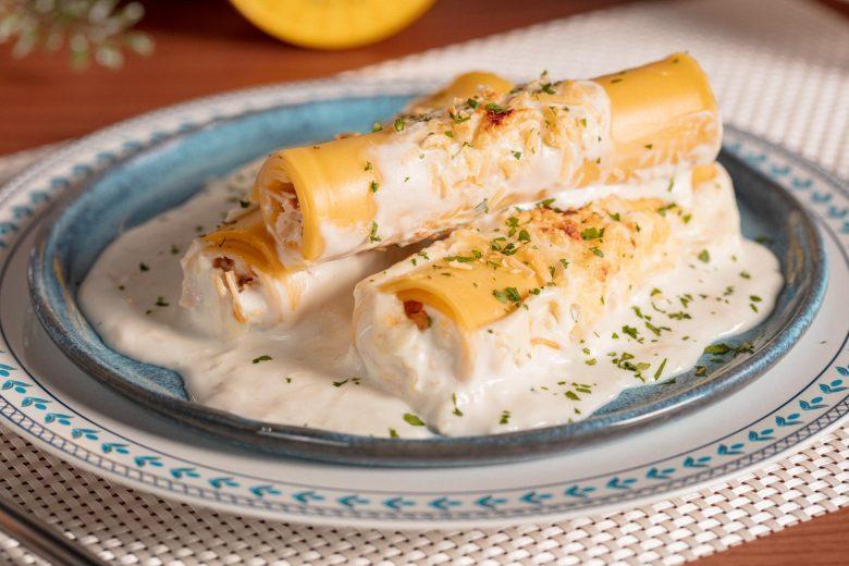 Canelone recheado com frango ao molho de queijo