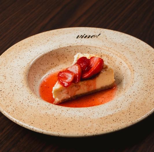 Cheesecake com morangos em calda