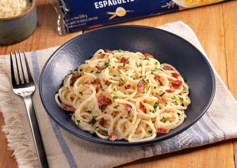 Espaguete com molho parmesão e calabresa crocante