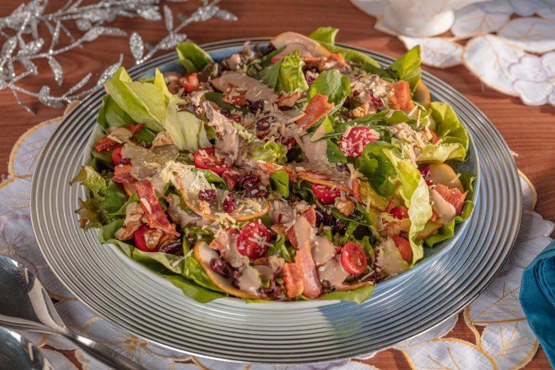 Salada de folhas com pera e crispy de bacon