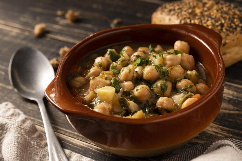Salada de abóbora, grão de bico e tahine cítrico