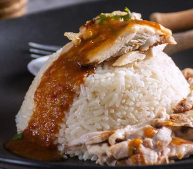 Arroz com sobras de frango ao molho dourado