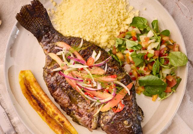 Attiéké com peixe frito