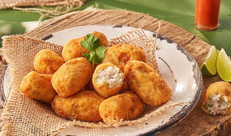Bolinho de pirarucu com molho de limão