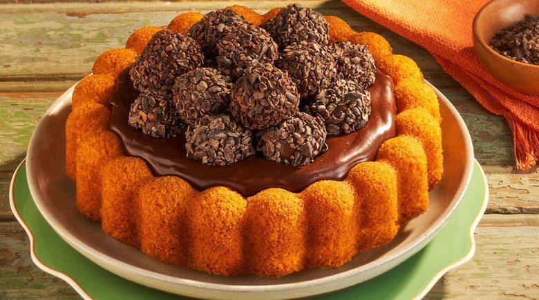 Bolo de cenoura com castanha do Pará e nibs de cacau