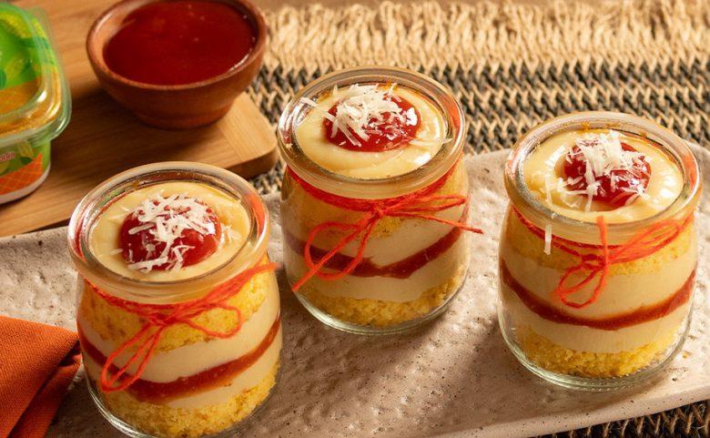 Bolo de pote de milho com brigadeiro de queijo e goiabada