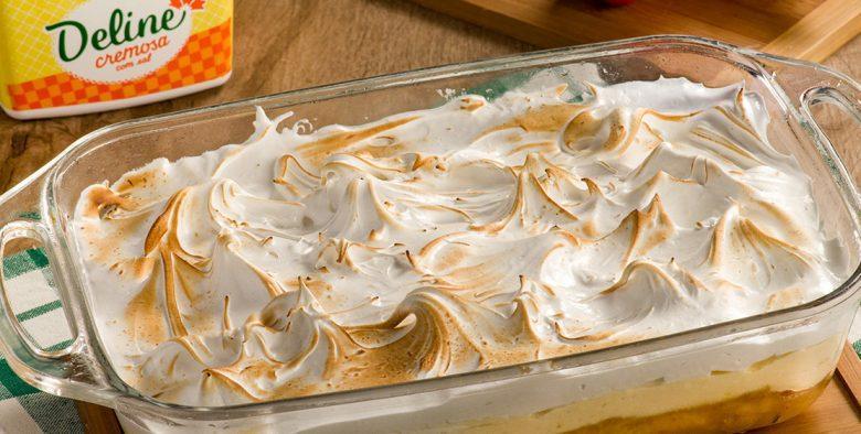 Compota de caju com creme e suspiro tostado