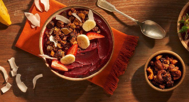 Creme de açaí com granola de castanha, cupuaçu e banana