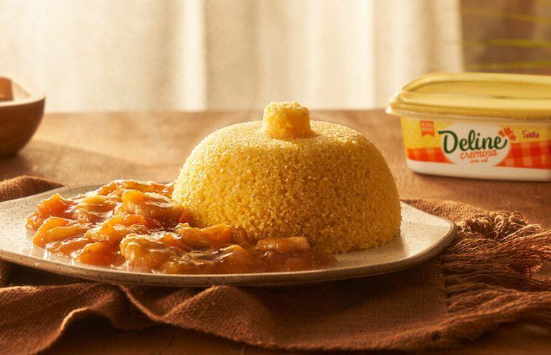 Cuscuz com doce de banana e canela