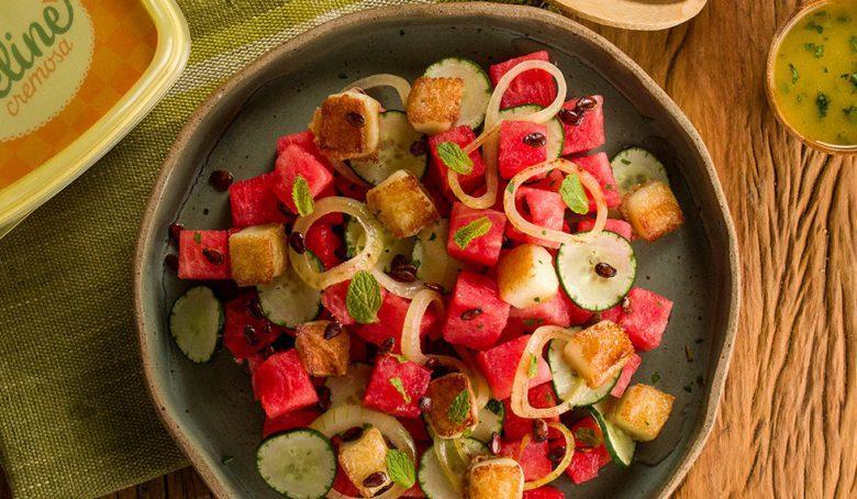 Salada de melancia com queijo Marajó e pipoca de semente de melancia