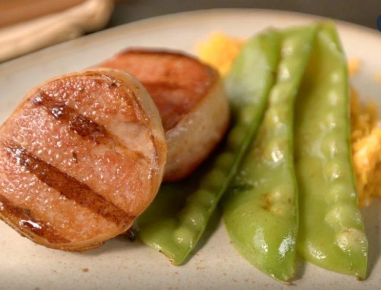 Filé mignon suíno temperado com bacon fatiado