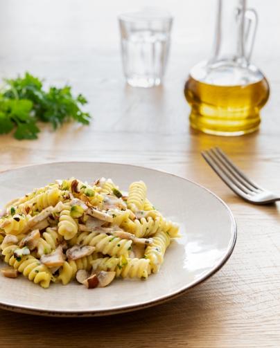 Fusilli com cogumelo, cream cheese e castanha