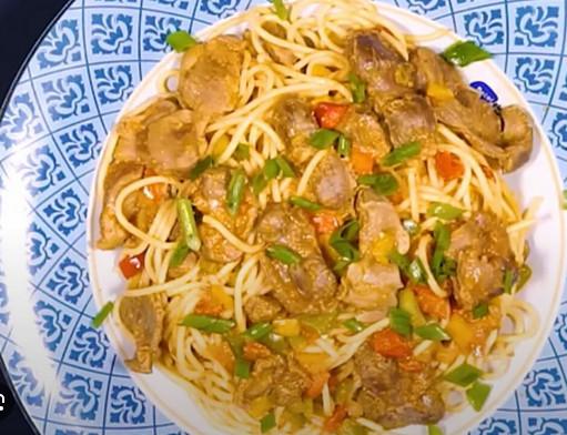 Macarrão com moela de frango