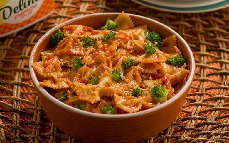 Macarrão Prático Com Tomate, Brócolis E Alho Frito