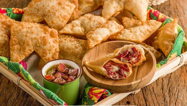 Mini pastel de carne seca com queijo