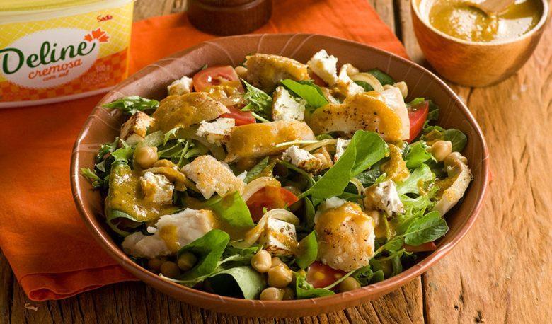Mix de folhas com grão de bico, ricota, pirarucu e molho de taperebá