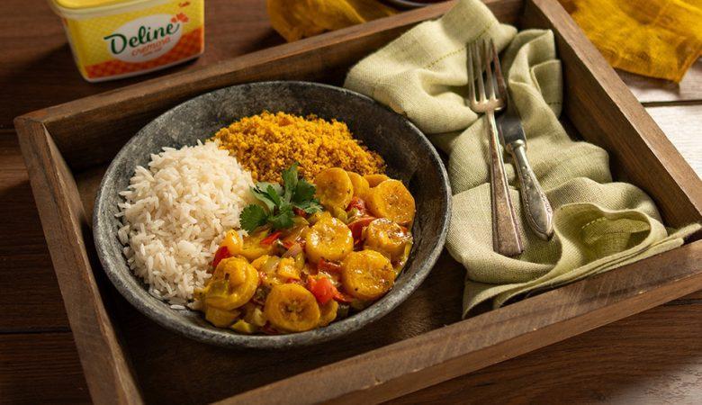 Moqueca de banana-da-terra com farofa de dendê