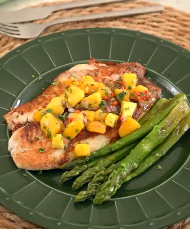 Peixe e aspargo grelhado com vinagrete de manga